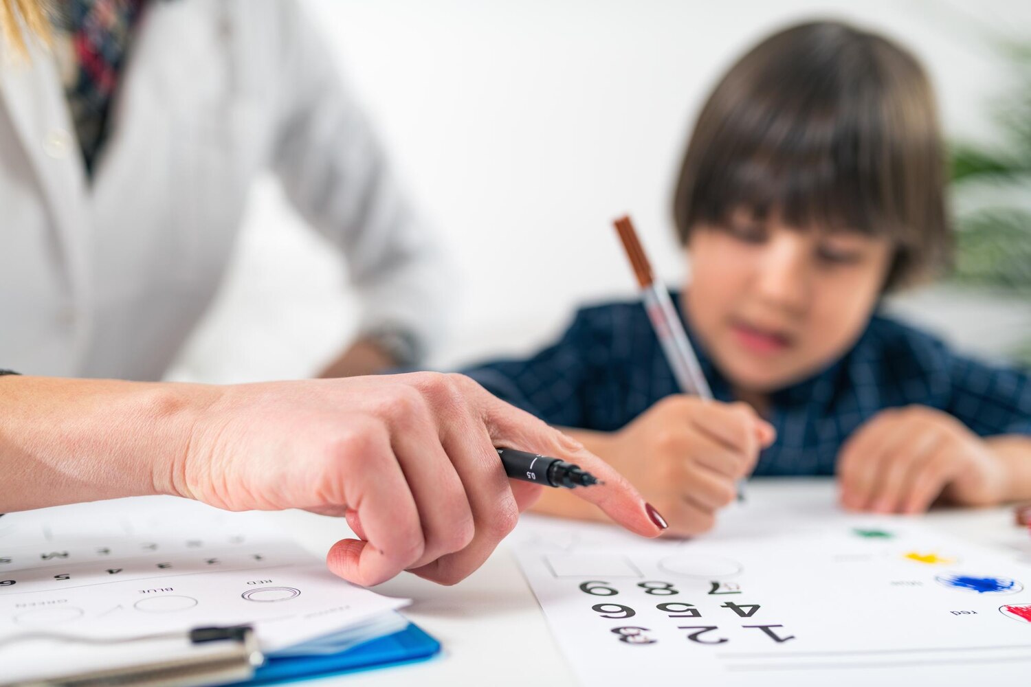 Teacher student drawing table classroom 798657 27826